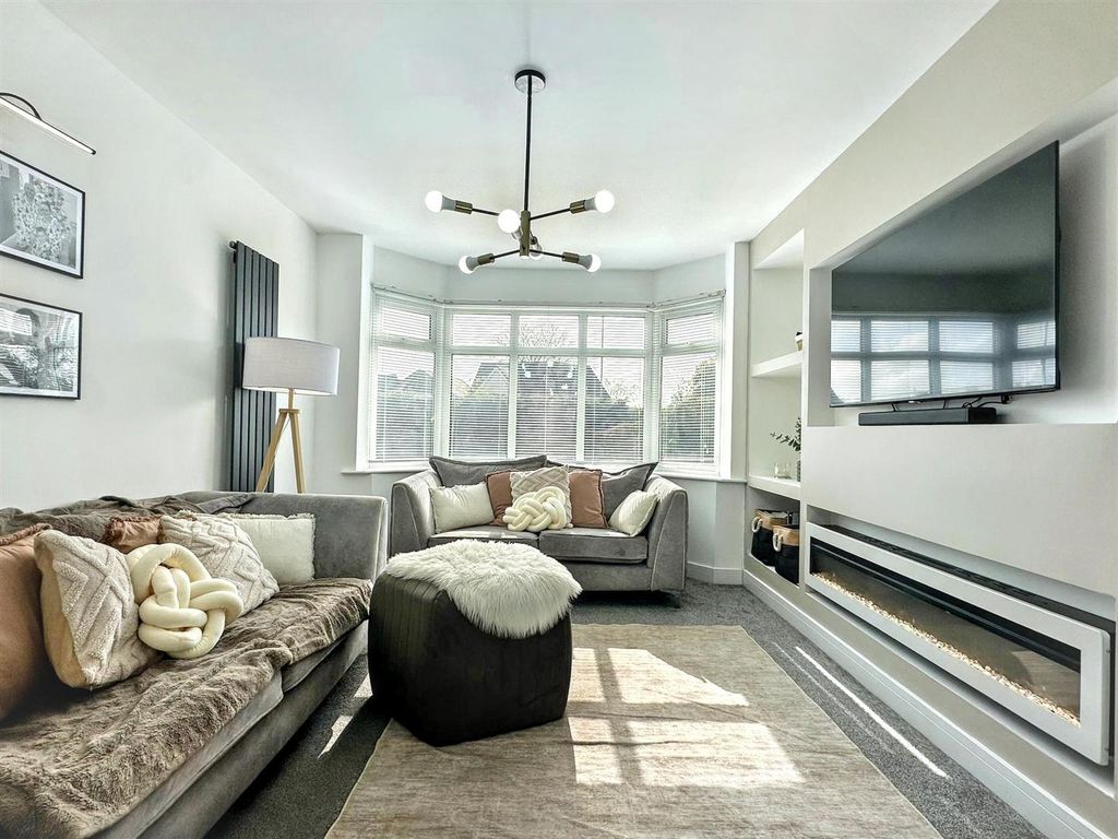 Property photo 2 of 24 Lounge