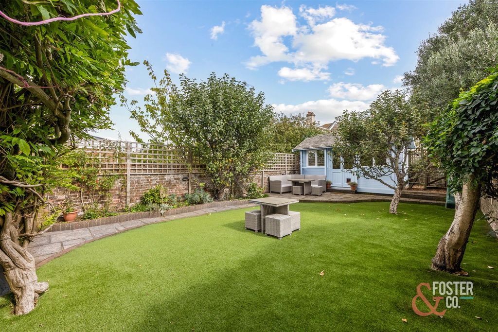 Property photo 2 of 37 Carlisle Road 37-023.Jpg