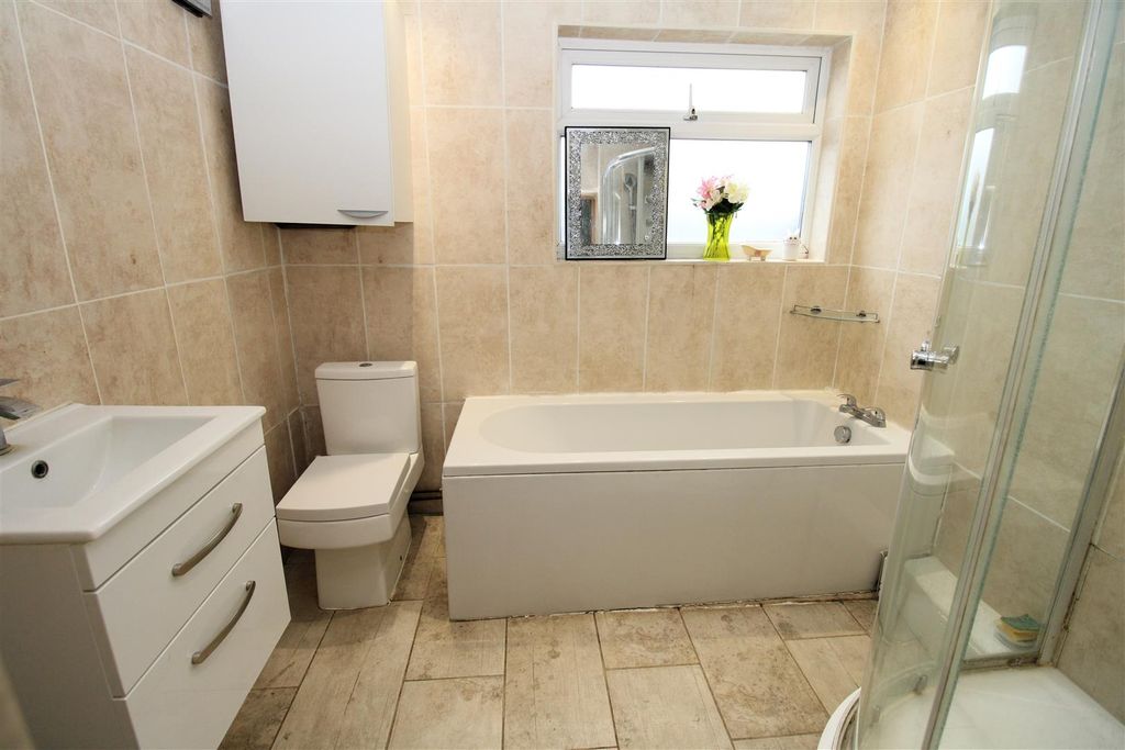 Property photo 3 of 17 Bathroom.Jpg