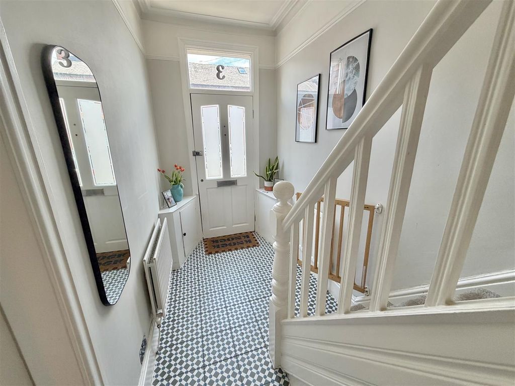Property photo 3 of 31 Entrance Hall