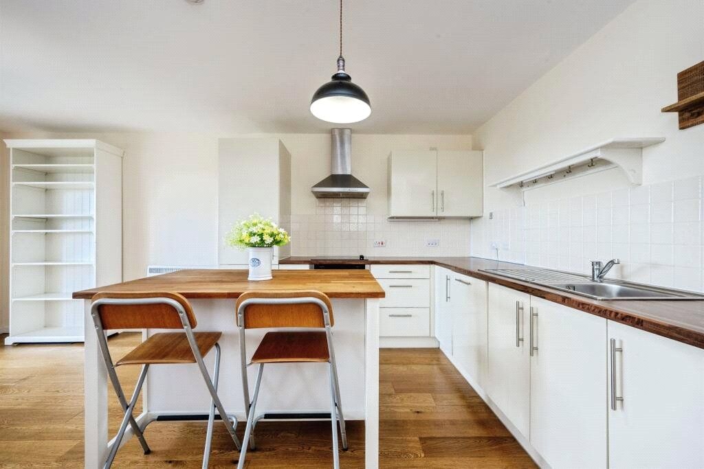 3 bed flat for salePalgrave Road, Bedford, Bedfordshire MK42 photo 4