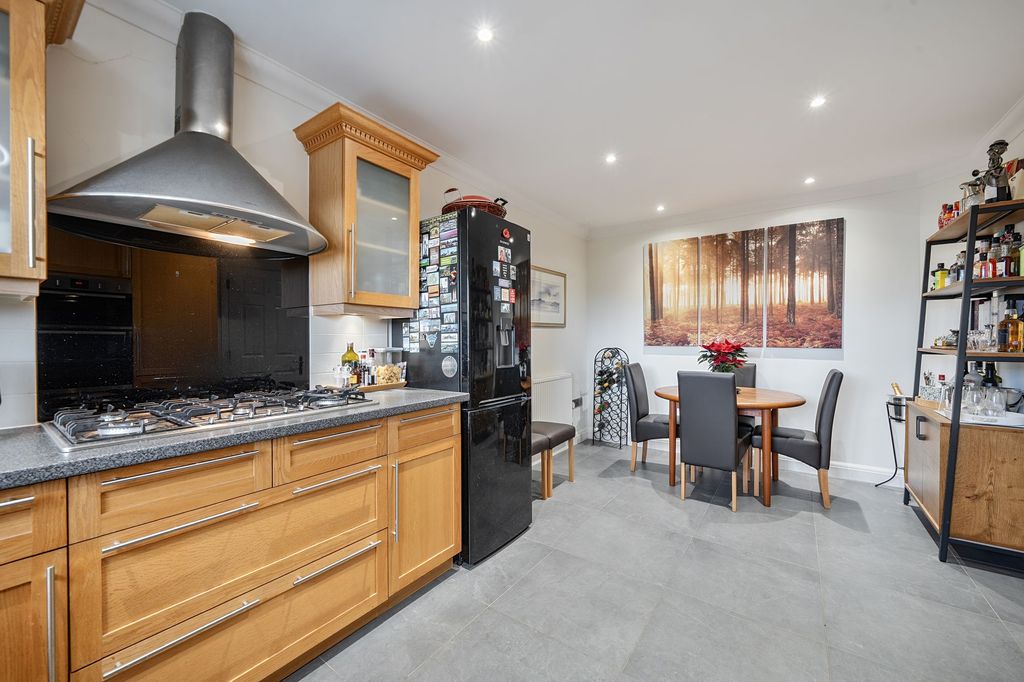 Property photo 2 of 25