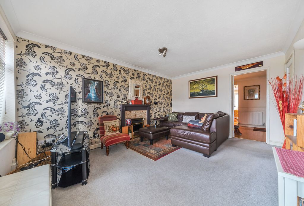 Property photo 2 of 16 1398080-1-6969205...