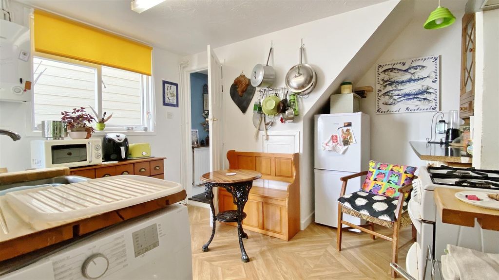 Property photo 3 of 18 Kitchen