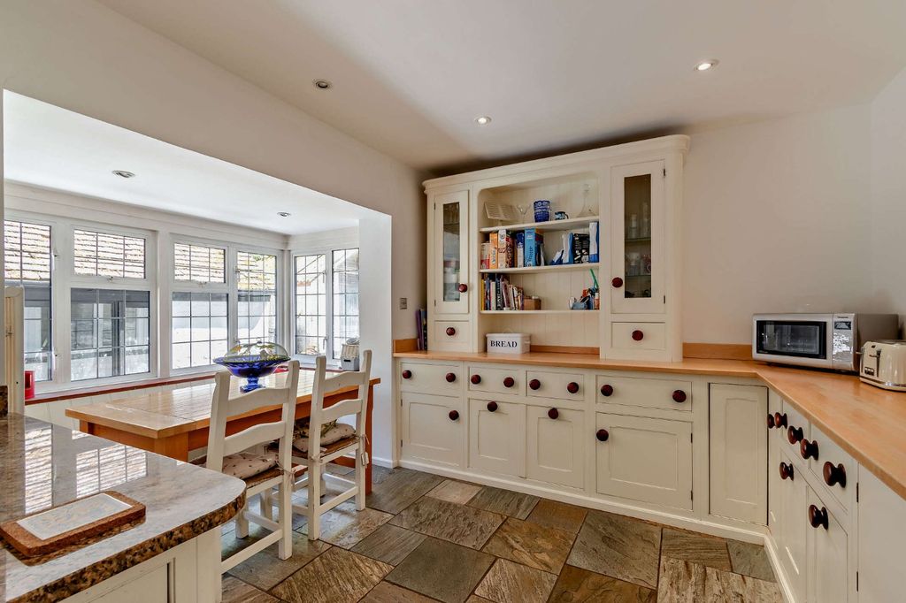 Property photo 3 of 19 Kitchen