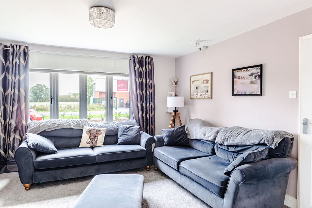 Property photo 2 of 36 Lounge2