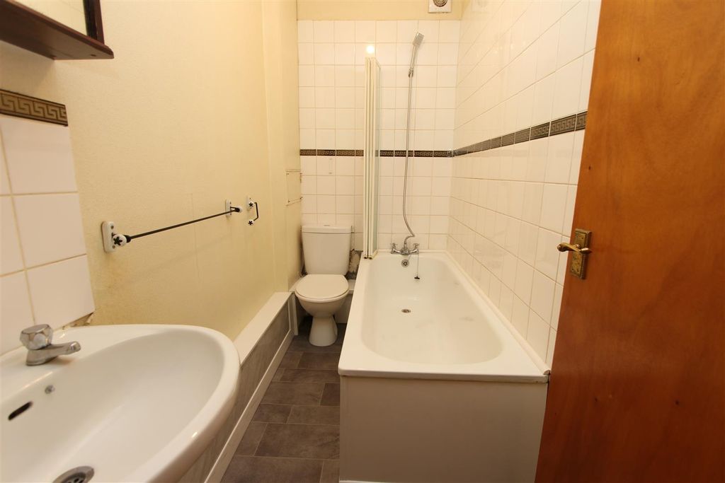 Property photo 3 of 7 Bathroom