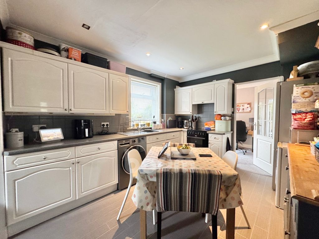 Property photo 3 of 22 Sloan Street, Catrine Kitchen Pic