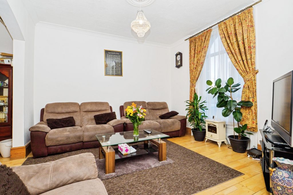 Property photo 2 of 20