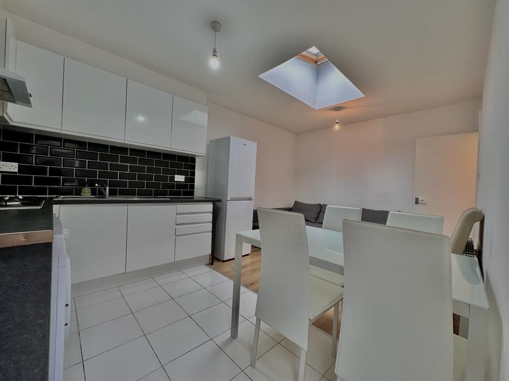 Property photo 1 of 14 3 Bed Flat To Rent Blandfield Road, Clapham Sw12