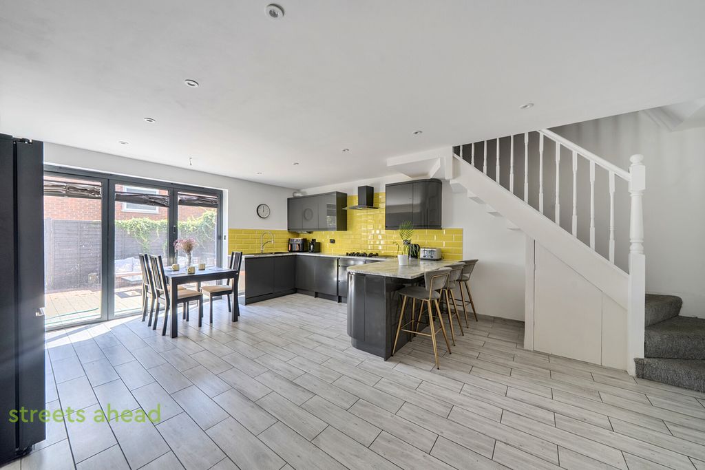 Property photo 2 of 14 8853Cf6c-9815-4ba...