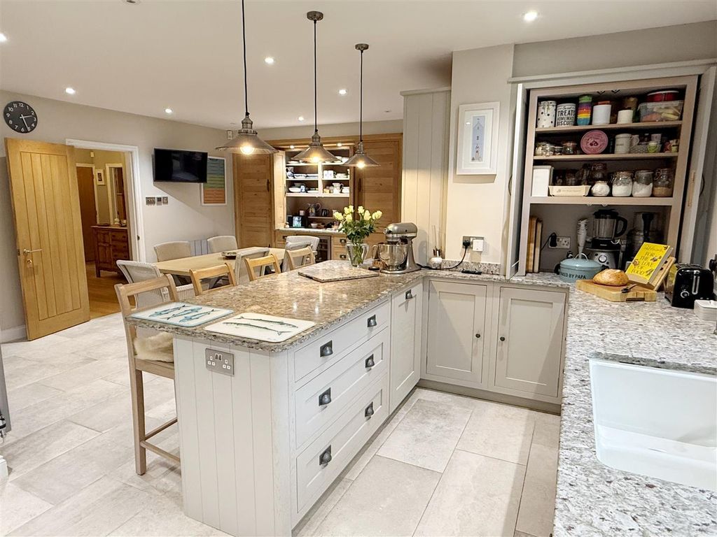 Property photo 3 of 38 Kitch - Break - Hall 1.Jpg