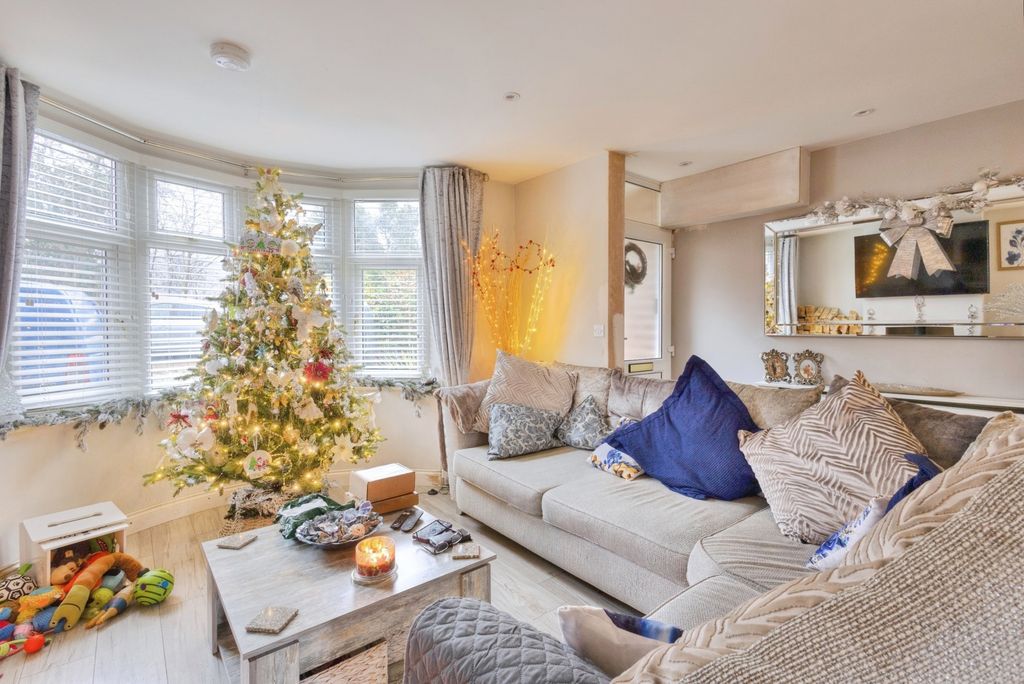 Property photo 2 of 18 Lounge