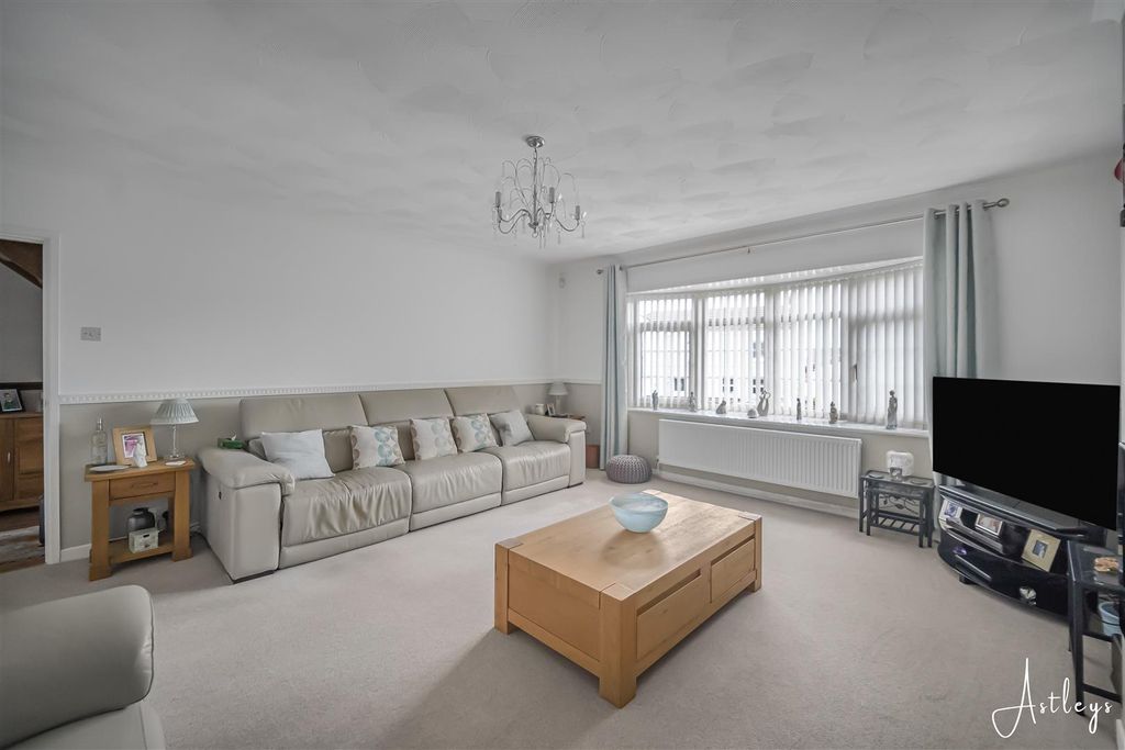 Property photo 2 of 19 Lounge