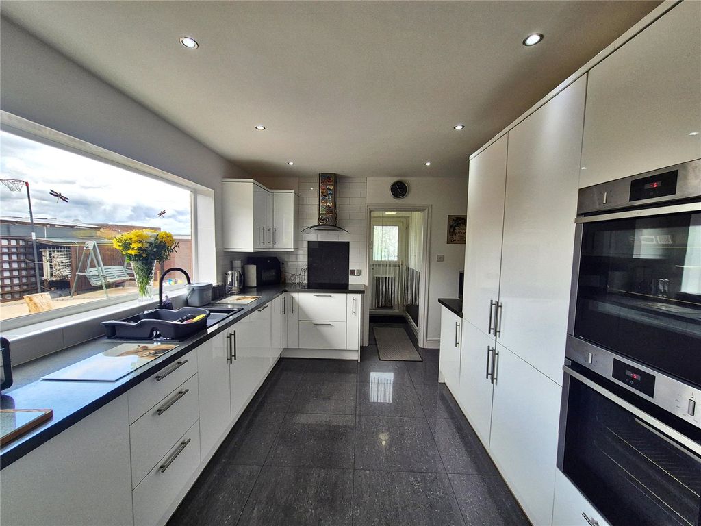 Property photo 2 of 32 Kitchen/ Dining Room