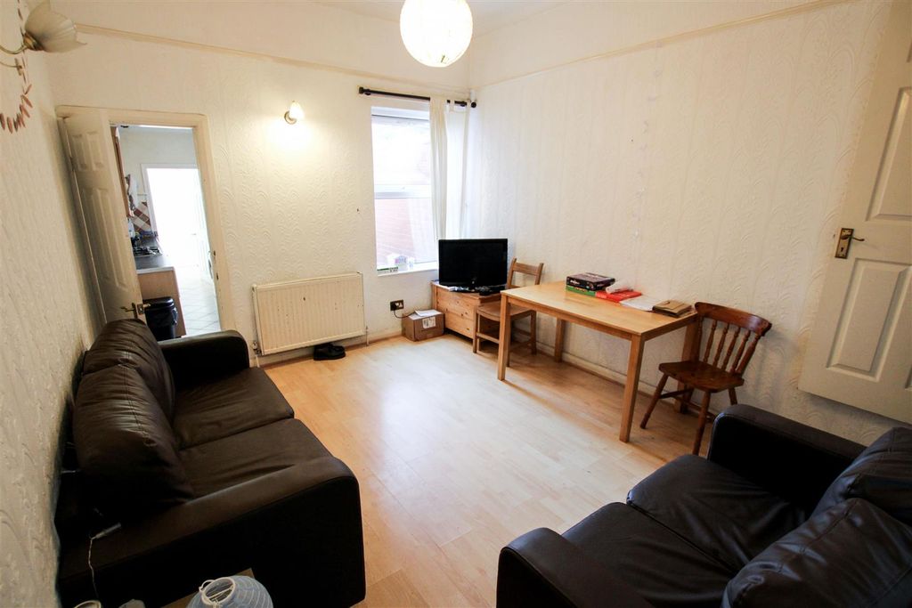 Property photo 1 of 8 Approach