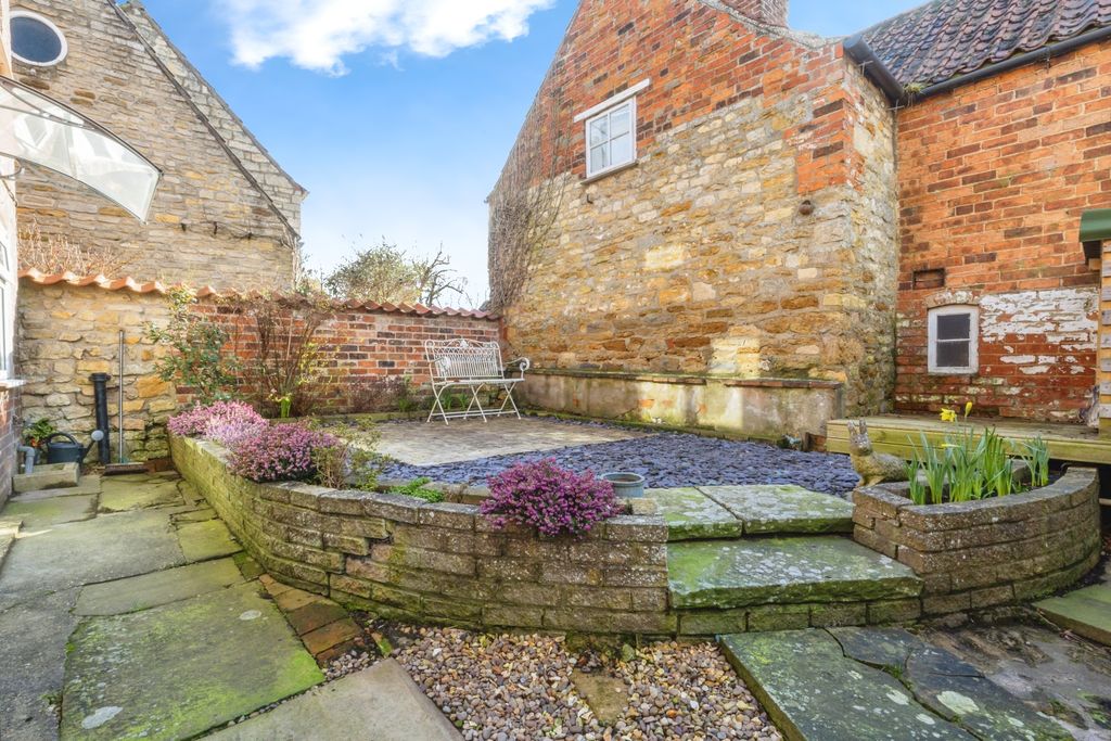 Property photo 2 of 11 Cottage Garden