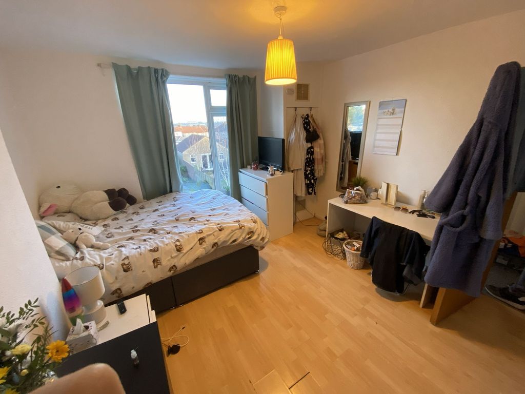 Property photo 2 of 14 Bright, Well-Appointed Double Bedroom With A Large...