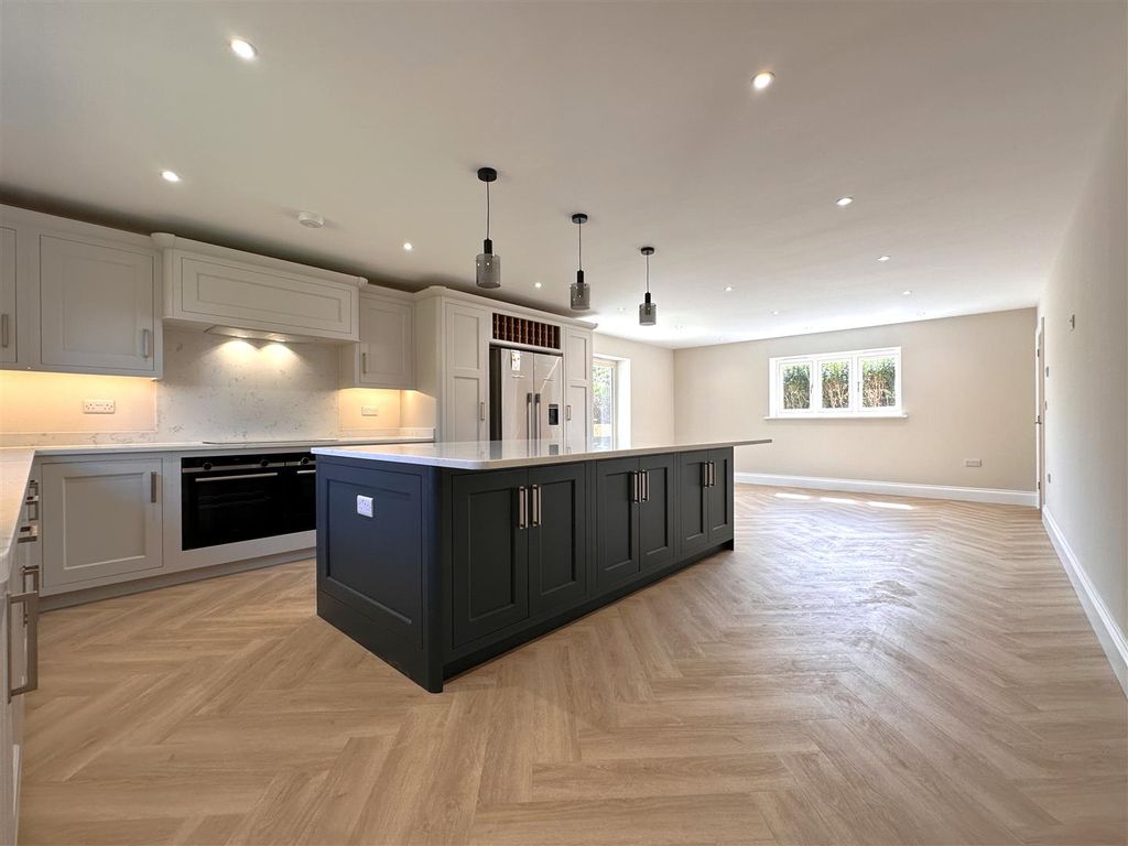 Property photo 2 of 33 Sublime Open-Plan Dining Kitchen 589