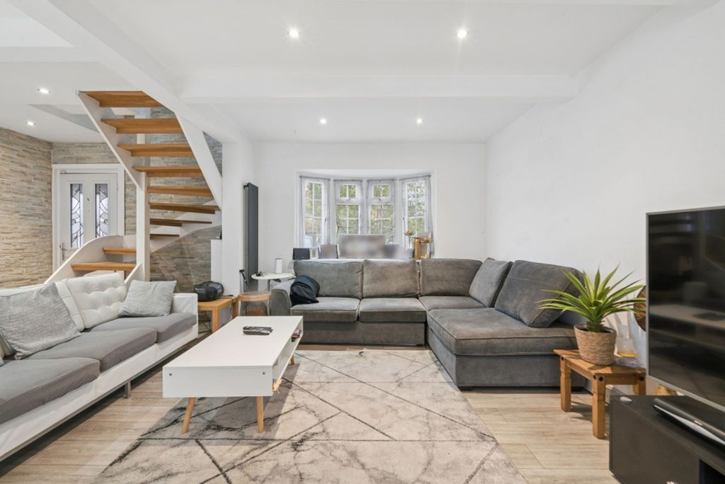 Property photo 2 of 24