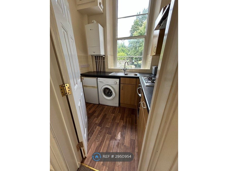 Property photo 3 of 10 Kitchen