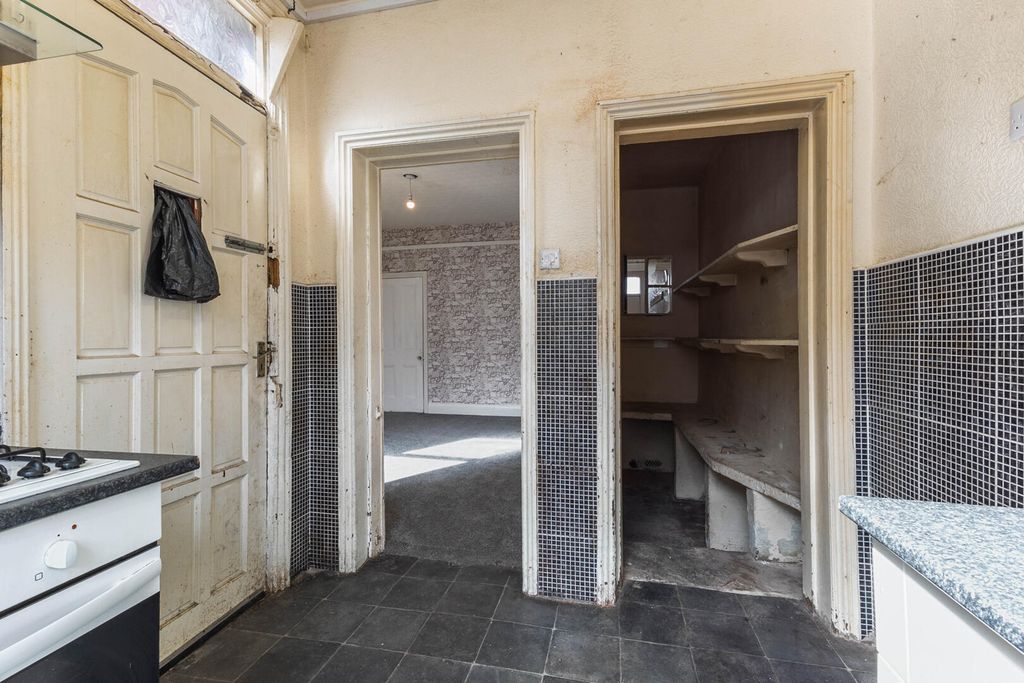 Property photo 3 of 17 Kitchen