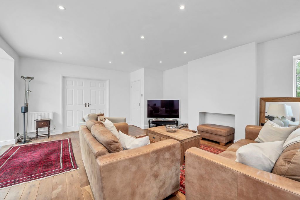 Property photo 3 of 31 Sitting Room