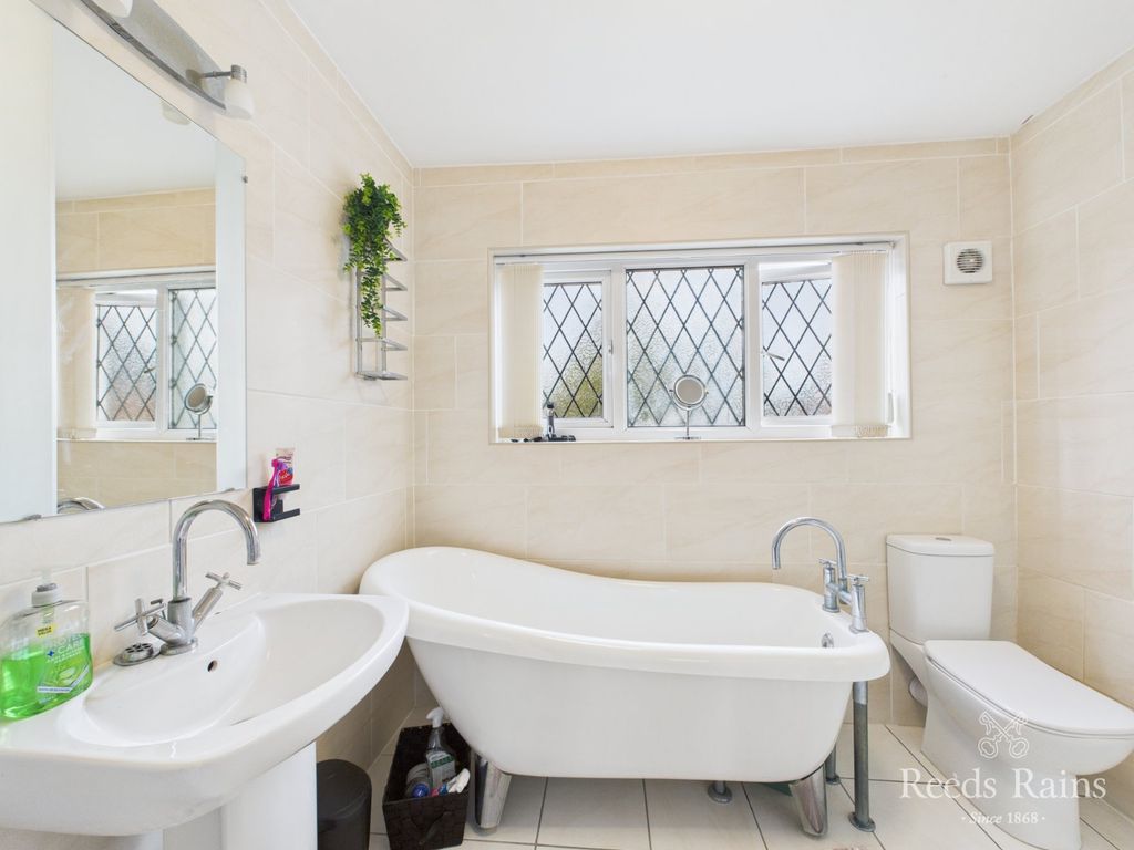 Property photo 3 of 34 House Bathroom