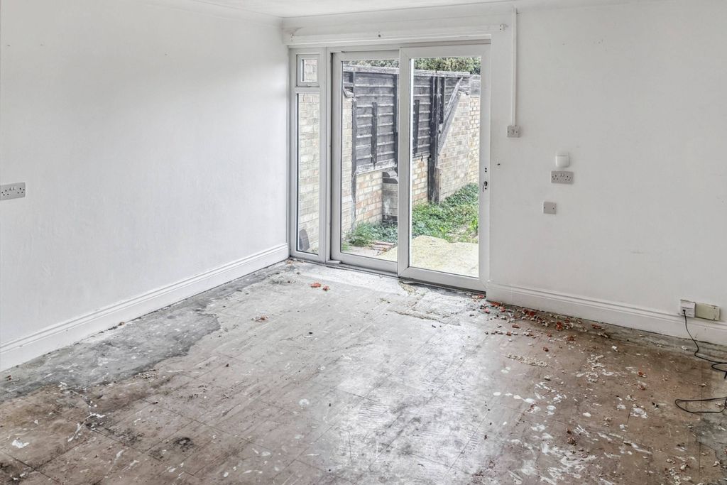 Property photo 2 of 10 118 Wimbish End, Basildon, Essex, Ss13 3Pe