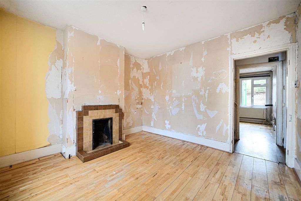 Property photo 2 of 21 Living Room