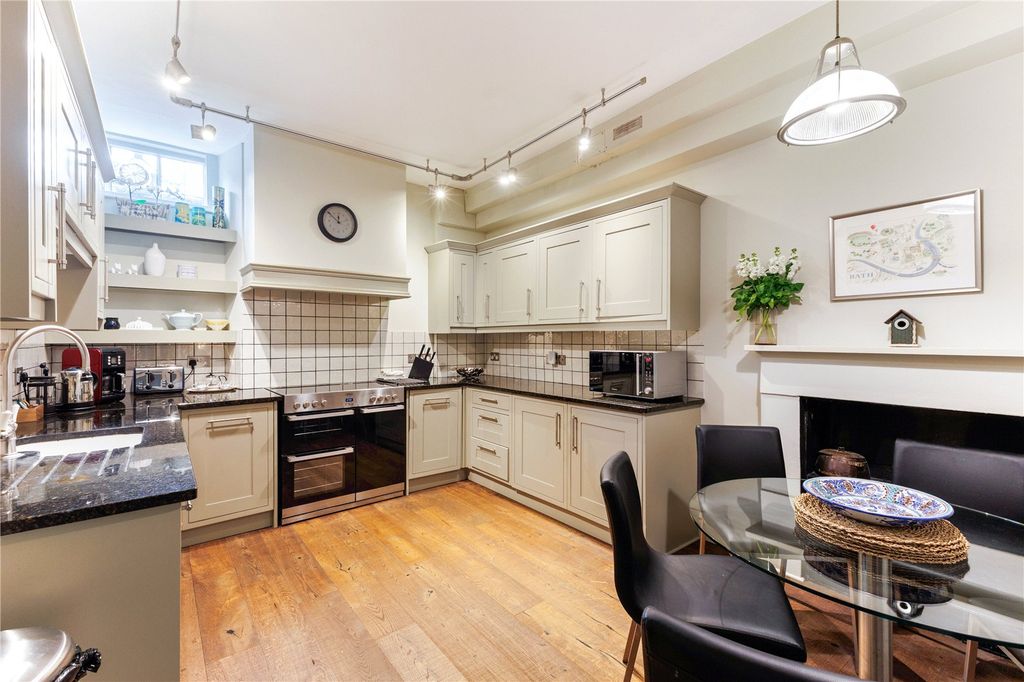 Property photo 2 of 11 Kitchen