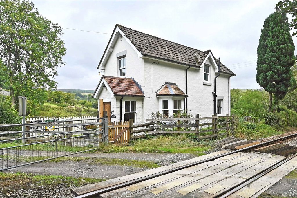 Property photo 2 of 25 Crossing Cottage