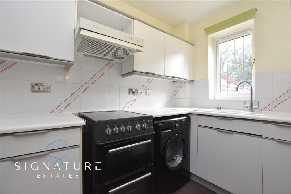 Property photo 3 of 10 Kitchen