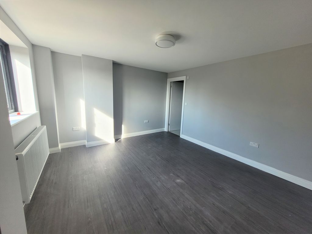 Property photo 2 of 6 Bedroom