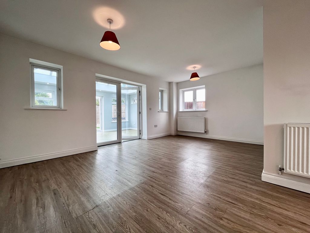 Property photo 3 of 17 Lounge