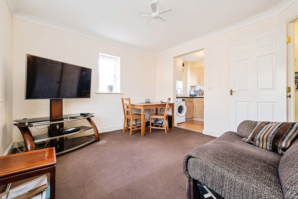 Property photo 3 of 13 Lounge