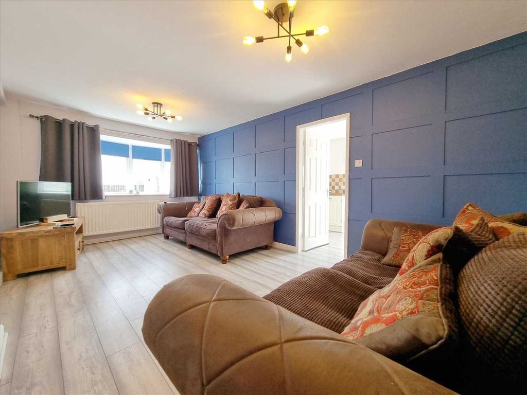 Property photo 2 of 11 Lounge