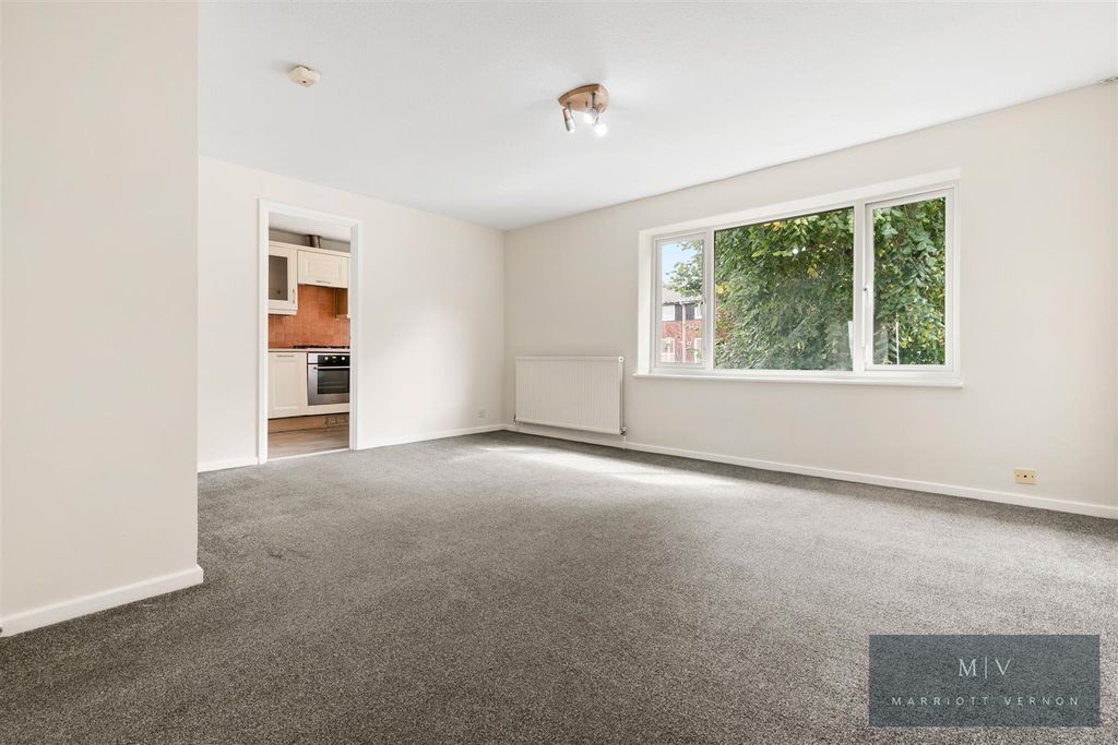 Property photo 2 of 16 Bardsley Close 82 MV-8.Jpg