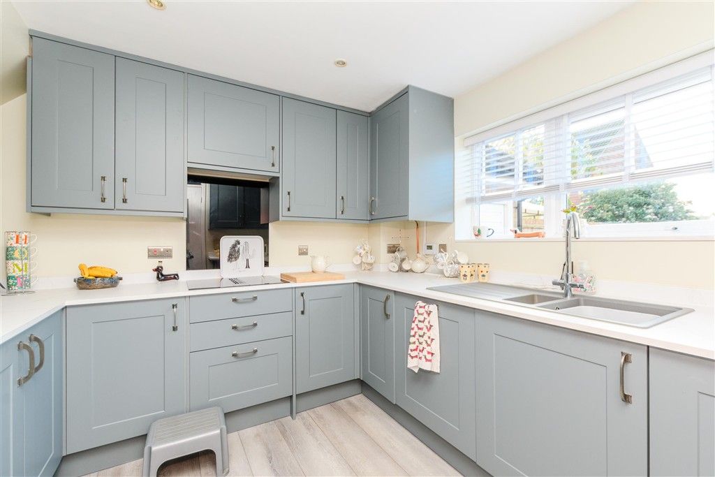 Property photo 3 of 11 Kitchen