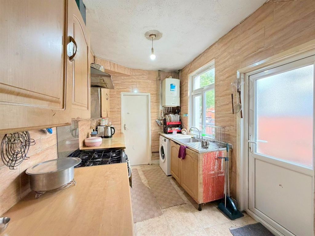 Property photo 3 of 12 Kitchen