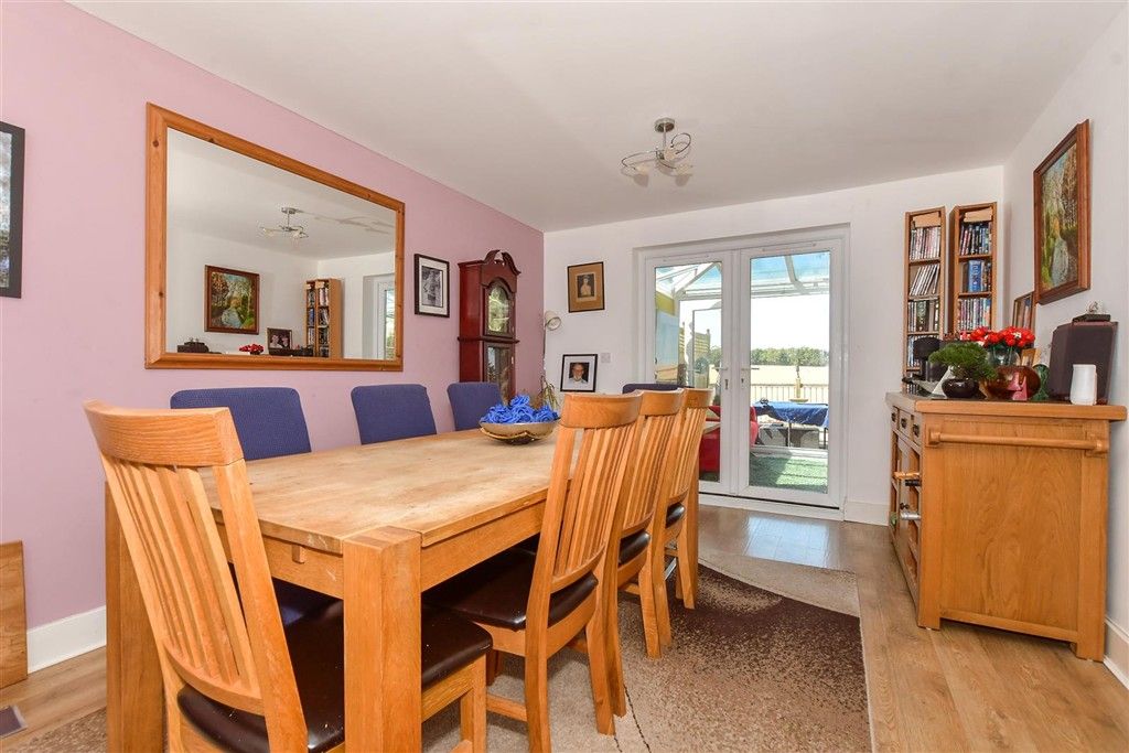 Property photo 3 of 11 Lounge