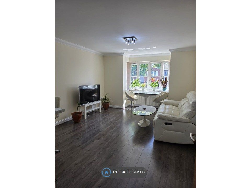 Property photo 2 of 16 Dining / Living Room
