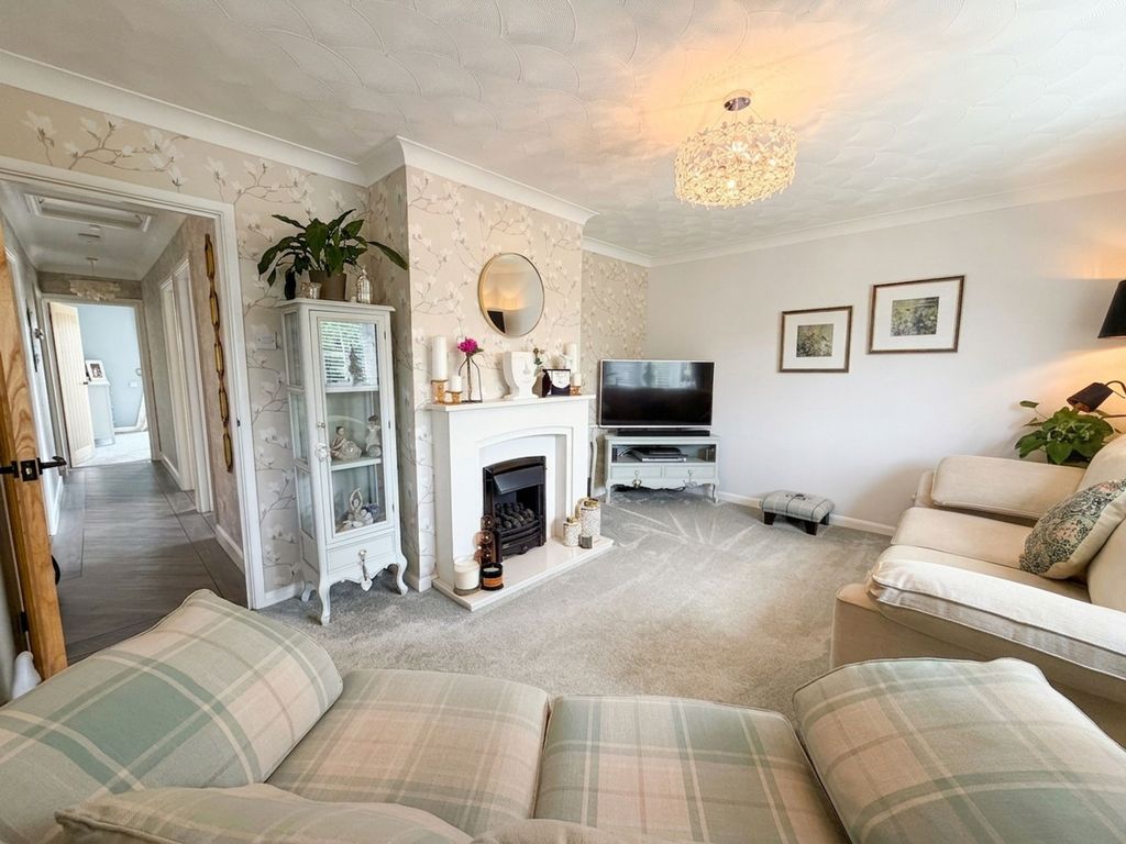 Property photo 3 of 16 Lounge