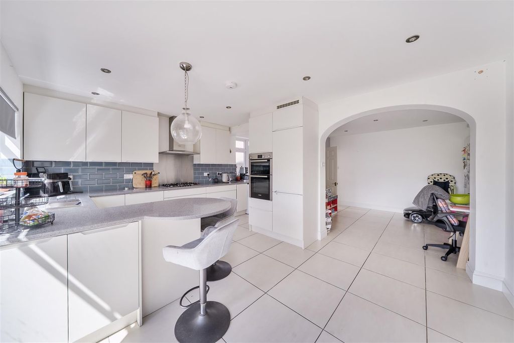 Property photo 3 of 11 Barton Way - Kitchenbreakfast Room.Jpg