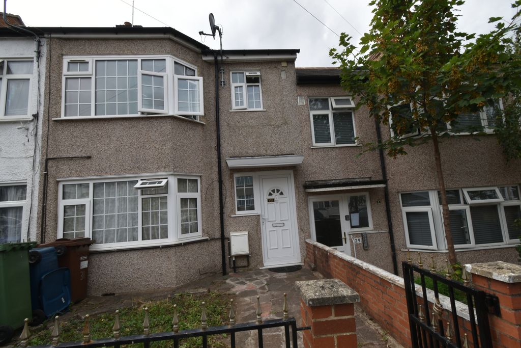 Property photo 1 of 9 Two-Room First-Floor Flat To Let – Scarsdale Road, Harrow, Ha2