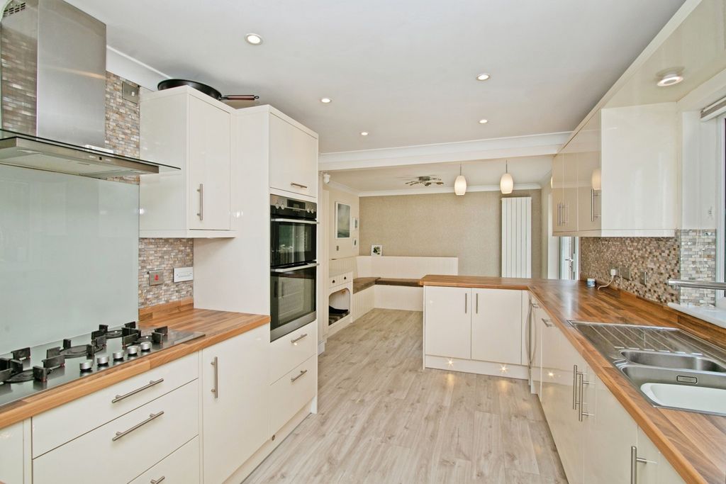 Property photo 3 of 17 Kitchen