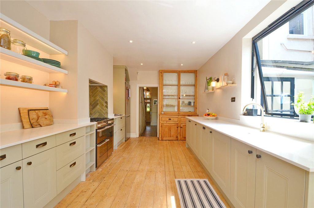 Property photo 2 of 27 Picture No. 13