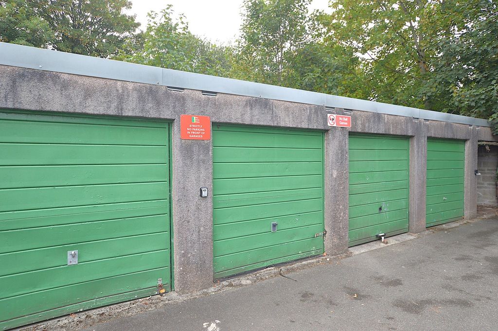 Property photo 1 of 2 Garage External