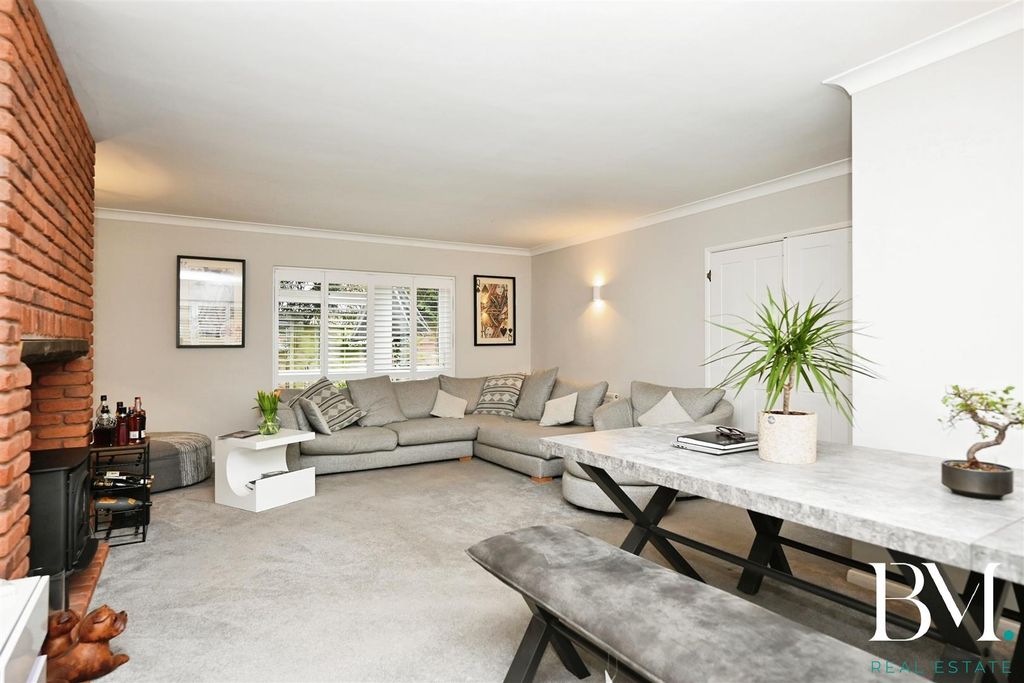 Property photo 2 of 32 Lounge