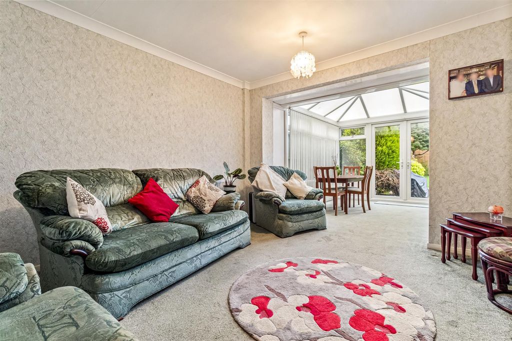 Property photo 3 of 18 3 Twyford Close-007.Jpg